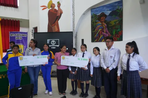 Premiación a instituciones educativas ganadoras del fondo de recuperación de bosques - ONG Inti Runakunaq Wasin